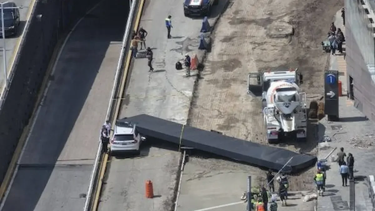 Una enorme estructura cayó sobre una camioneta justo frente al centro comercial Paseo Interlomas