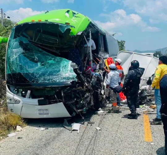 Choque entre un autobús de pasajeros y un vehículo de la Guardia Nacional en Chiapas