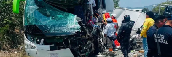Choque entre un autobús de pasajeros y un vehículo de la Guardia Nacional en Chiapas