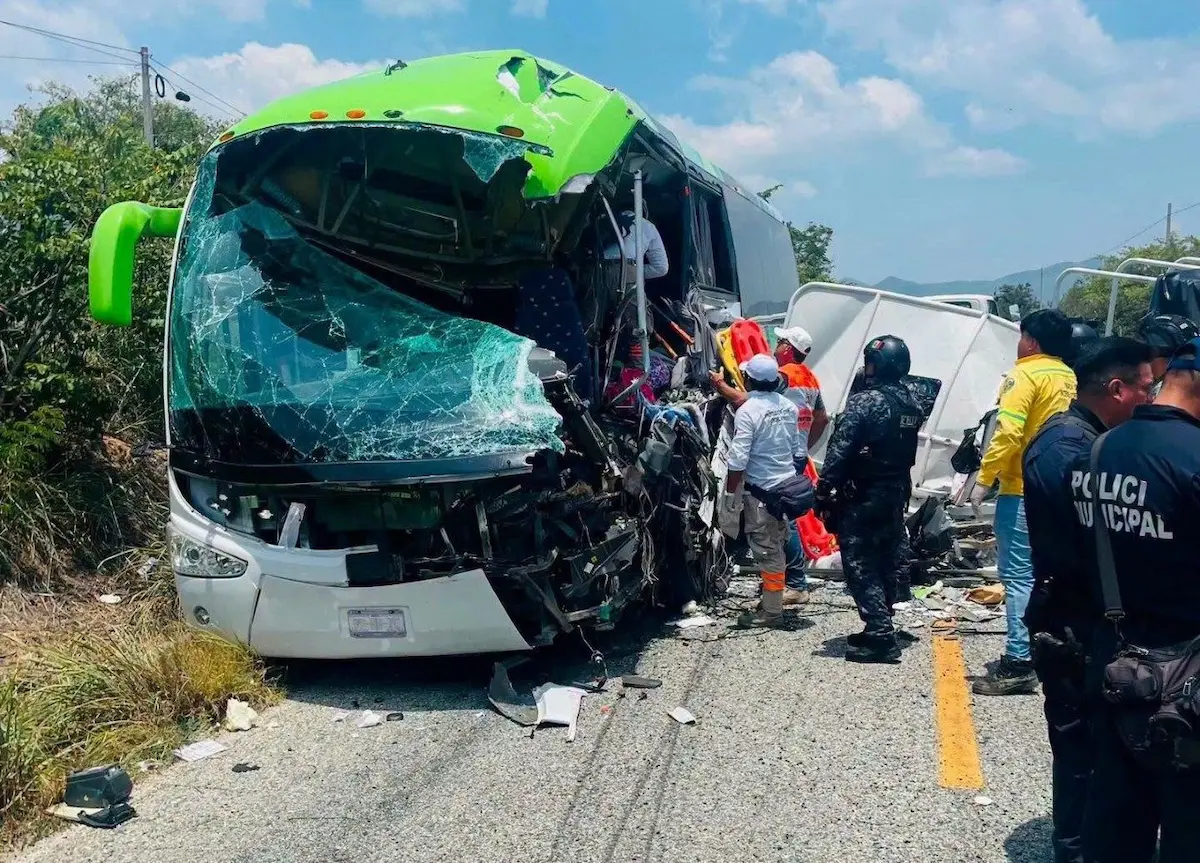 Choque entre un autobús de pasajeros y un vehículo de la Guardia Nacional en Chiapas