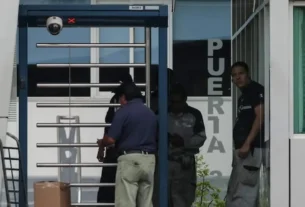 Trabajadores de Volkswagen de México llegando a la planta armadora.