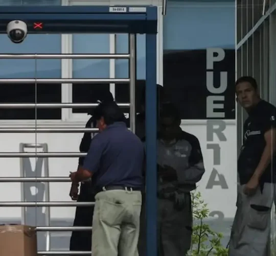 Trabajadores de Volkswagen de México llegando a la planta armadora.