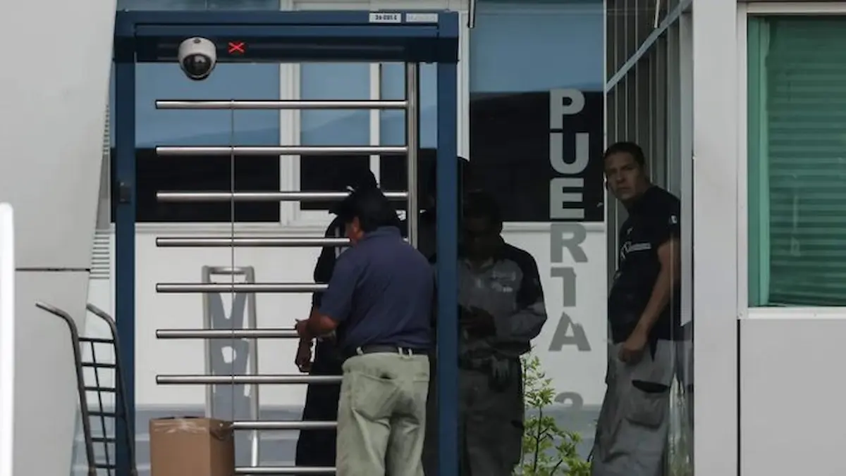 Trabajadores de Volkswagen de México llegando a la planta armadora.
