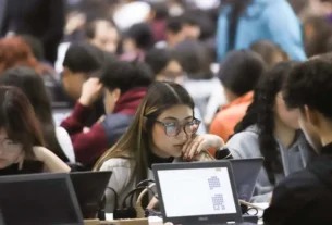 Estudiantes durante el examen presencial de la UNAM