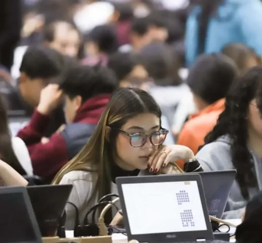 Estudiantes durante el examen presencial de la UNAM