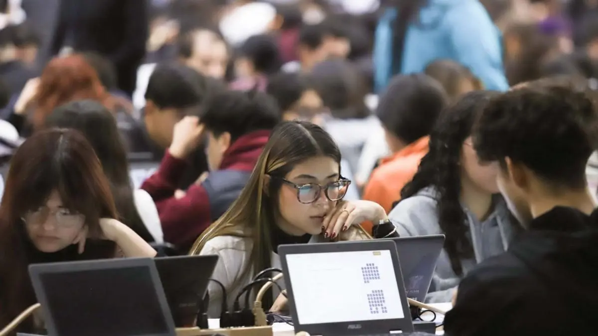 Estudiantes durante el examen presencial de la UNAM