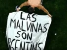La bandera exhibida luego de la semifinal contra Inglaterra: "Las Malvinas son argentinas".
