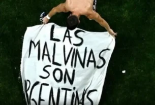 La bandera exhibida luego de la semifinal contra Inglaterra: "Las Malvinas son argentinas".