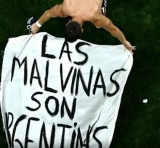 La bandera exhibida luego de la semifinal contra Inglaterra: "Las Malvinas son argentinas".