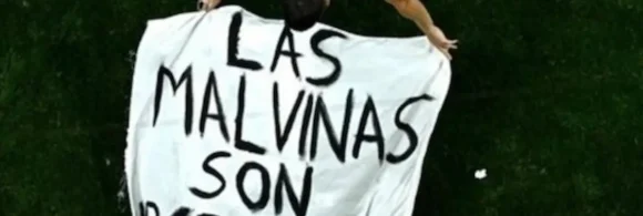 La bandera exhibida luego de la semifinal contra Inglaterra: "Las Malvinas son argentinas".