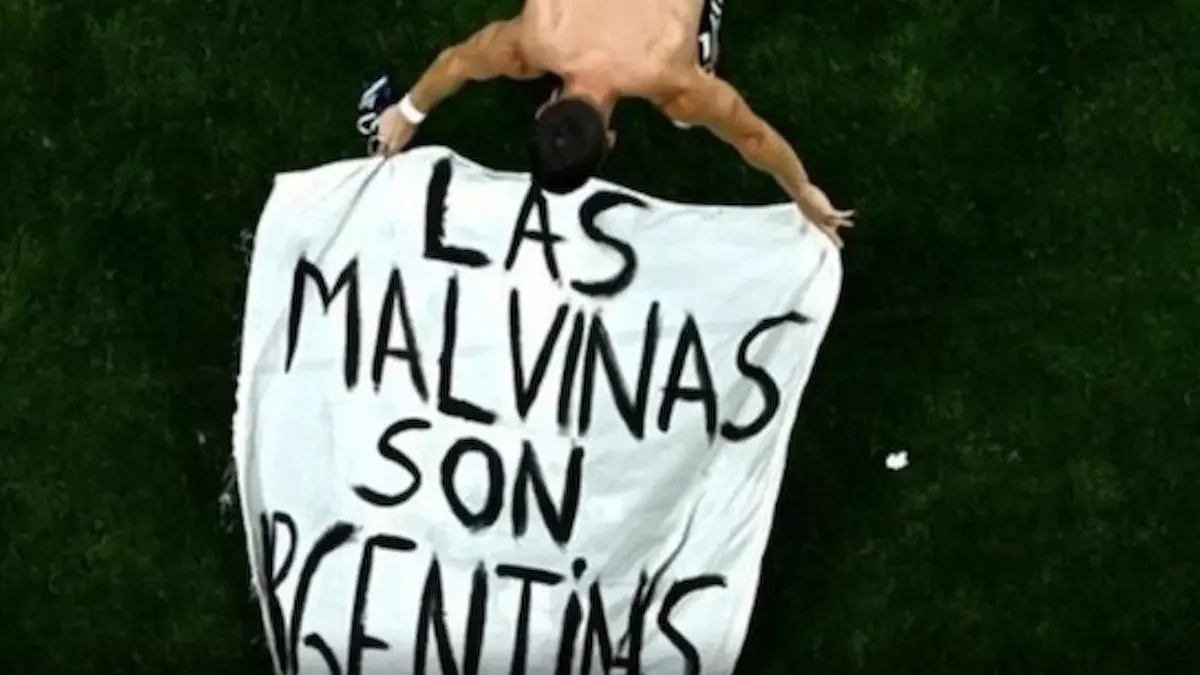 La bandera exhibida luego de la semifinal contra Inglaterra: "Las Malvinas son argentinas".