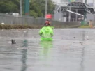 Personal de rescate realiza labores durante inundación en Guadalajara