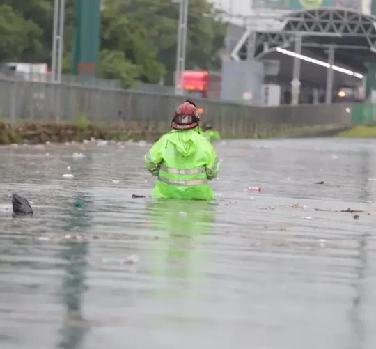 Personal de rescate realiza labores durante inundación en Guadalajara