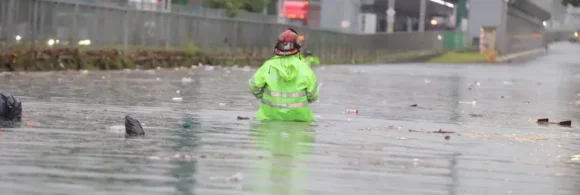 Personal de rescate realiza labores durante inundación en Guadalajara