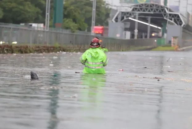 Personal de rescate realiza labores durante inundación en Guadalajara