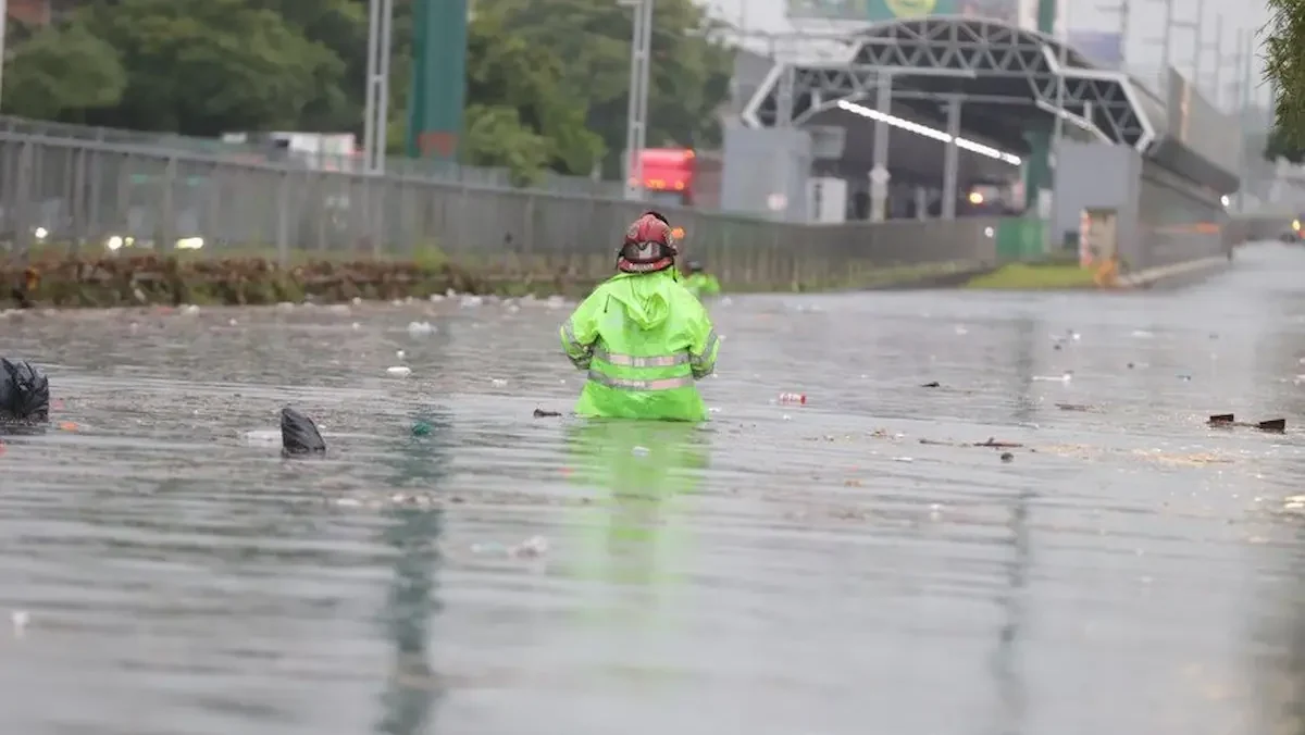 Personal de rescate realiza labores durante inundación en Guadalajara