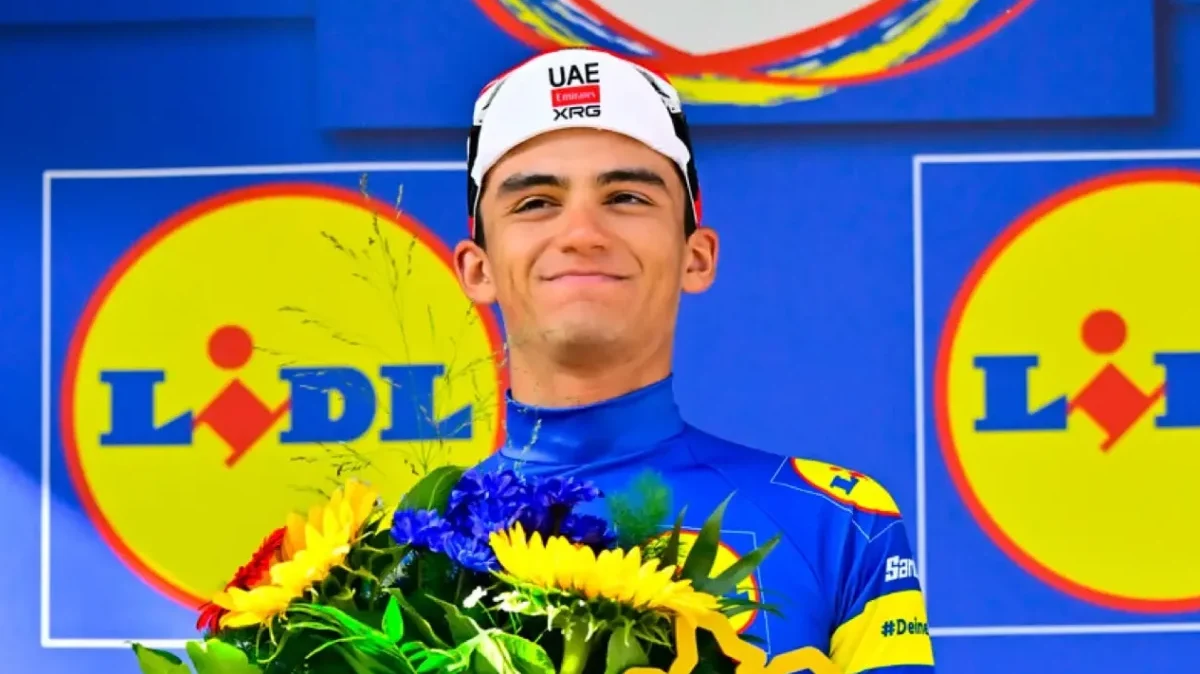 Isaac del Toro en el podio de la Vuelta a Alemania