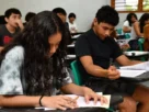 Estudiantes realizan examen de admisión