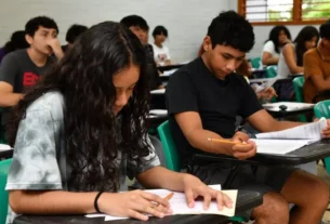 Estudiantes realizan examen de admisión