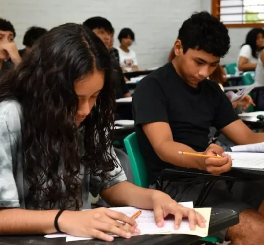 Estudiantes realizan examen de admisión