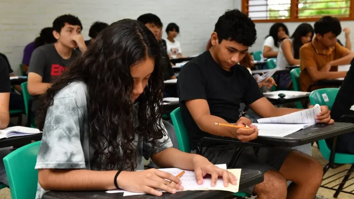 Estudiantes realizan examen de admisión