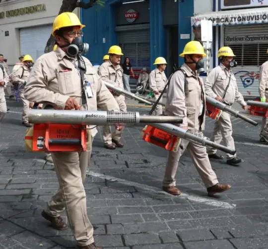 Desfile simbólico por las calles del Centro Histórico de Tehuacán, con la participación de personal de Vectores y de salud