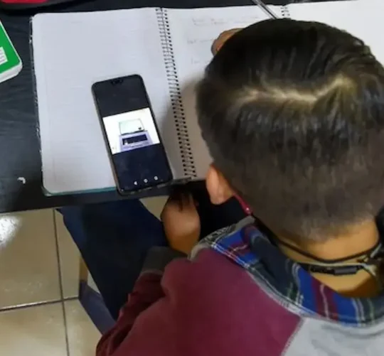 cerca del 40 por ciento de los docentes detecta que los alumnos llevan teléfonos celulares a la escuela y un 24 % señaló la presencia de relojes inteligentes.