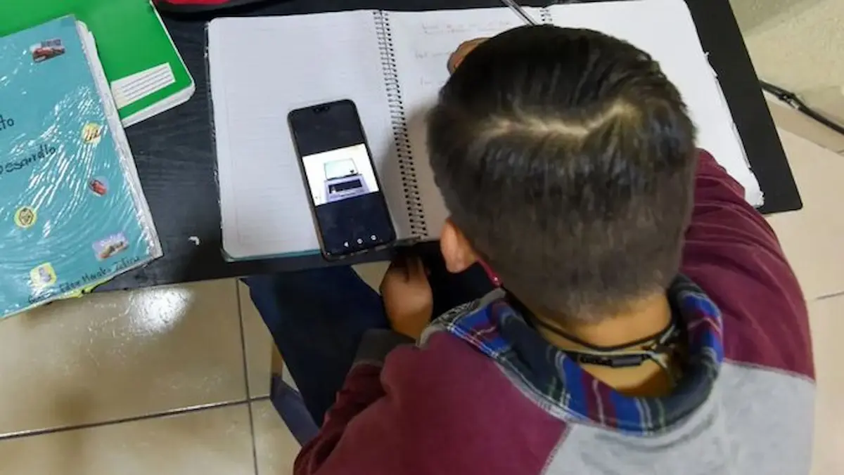 cerca del 40 por ciento de los docentes detecta que los alumnos llevan teléfonos celulares a la escuela y un 24 % señaló la presencia de relojes inteligentes.