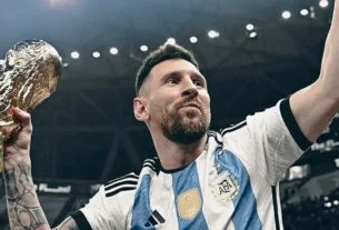 Lionel Messi con la Copa del Mundo