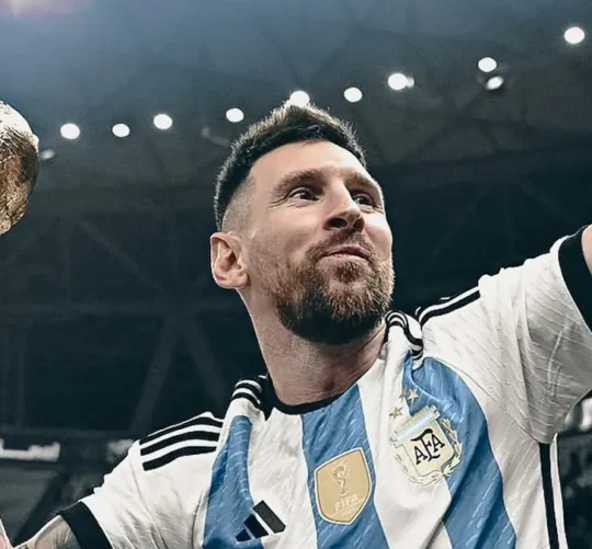 Lionel Messi con la Copa del Mundo