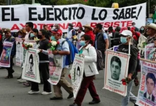 Manifestación pidiendo justicia por los 43 estudiantes desaparecidos