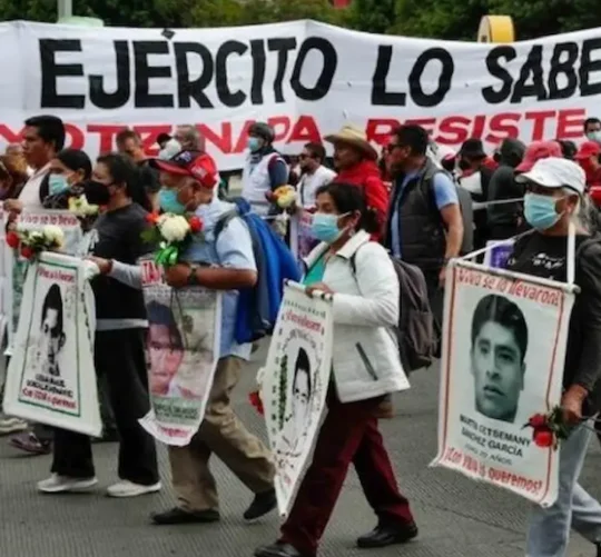 Manifestación pidiendo justicia por los 43 estudiantes desaparecidos