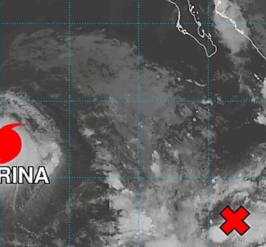 Imagen satelital del huracán Karina acercándose a la republica mexicana