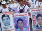 Padres y las madres de los 43 normalistas de Ayotzinapa