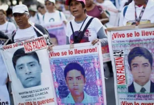 Padres y las madres de los 43 normalistas de Ayotzinapa