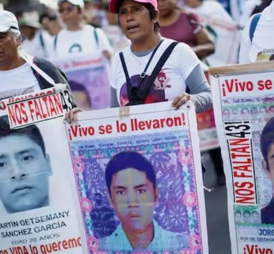 Padres y las madres de los 43 normalistas de Ayotzinapa