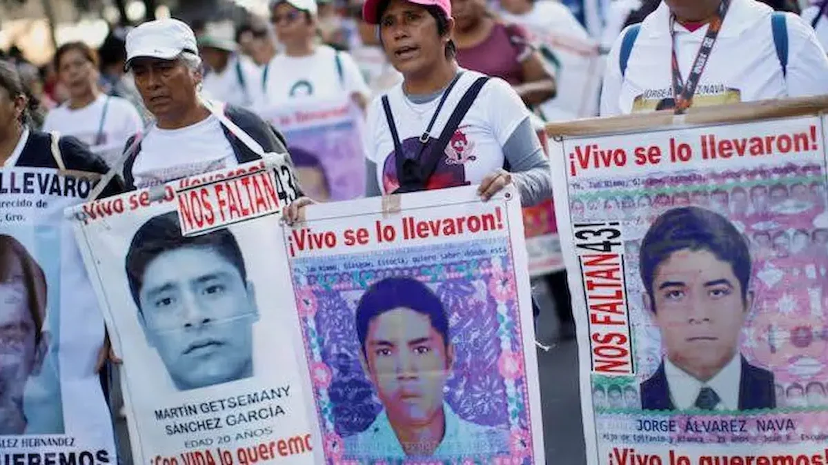 Padres y las madres de los 43 normalistas de Ayotzinapa