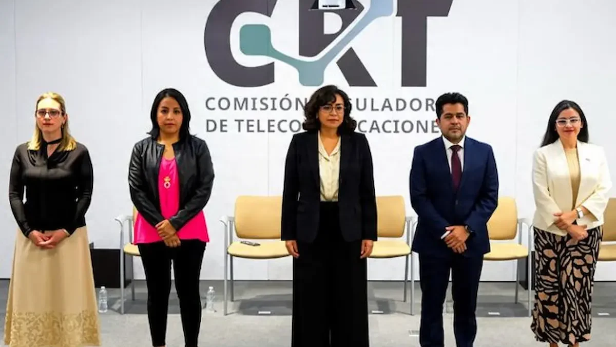 Miembros de la Comisión Reguladora de Telecomunicaciones en conferencia de prensa
