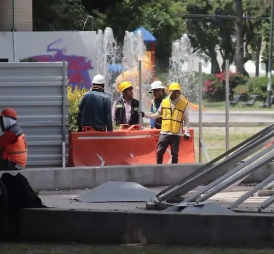 Colocaron láminas para rodear la Plaza Cívica en la zona del Centro Escolar