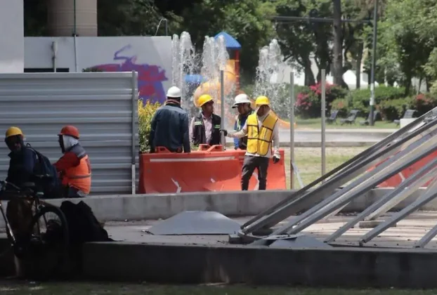 Colocaron láminas para rodear la Plaza Cívica en la zona del Centro Escolar