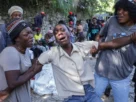 Personas lloran por sus familiares asesinados en un ataque de bandas en el barrio de Kenscoff, en Puerto Príncipe