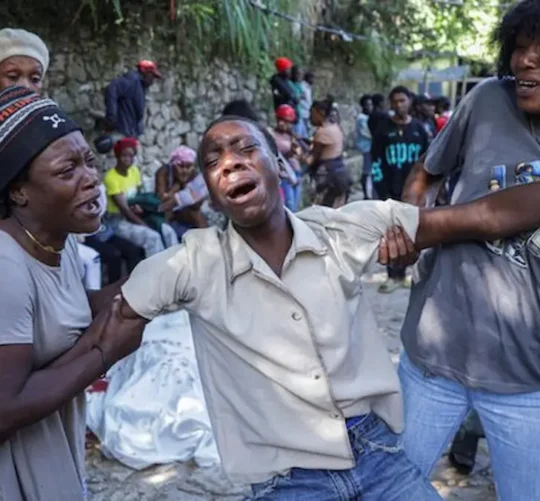 Personas lloran por sus familiares asesinados en un ataque de bandas en el barrio de Kenscoff, en Puerto Príncipe