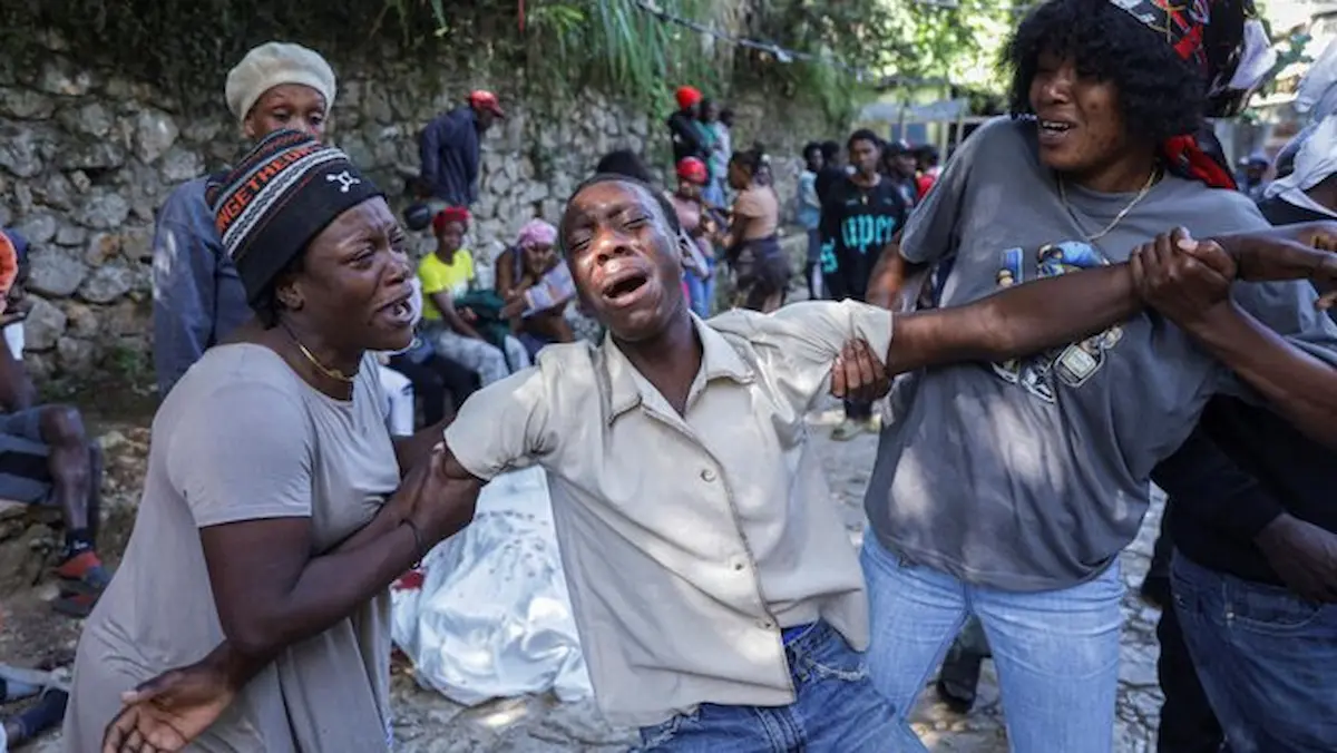Personas lloran por sus familiares asesinados en un ataque de bandas en el barrio de Kenscoff, en Puerto Príncipe