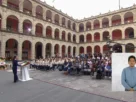 La Presidenta Claudia Sheinbaum inicia su conferencia matutina desde el patio principal de Palacio Nacional.