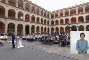 La Presidenta Claudia Sheinbaum inicia su conferencia matutina desde el patio principal de Palacio Nacional.