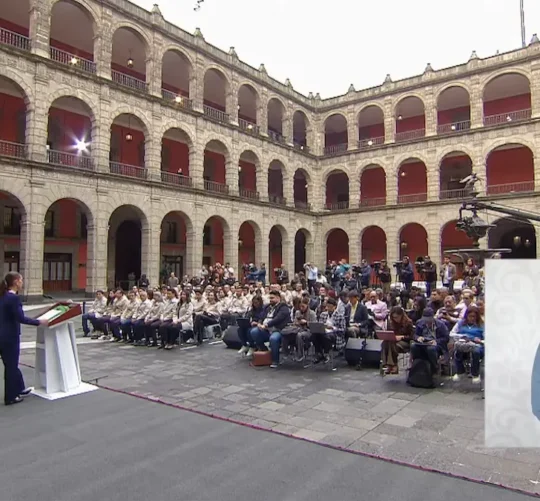La Presidenta Claudia Sheinbaum inicia su conferencia matutina desde el patio principal de Palacio Nacional.