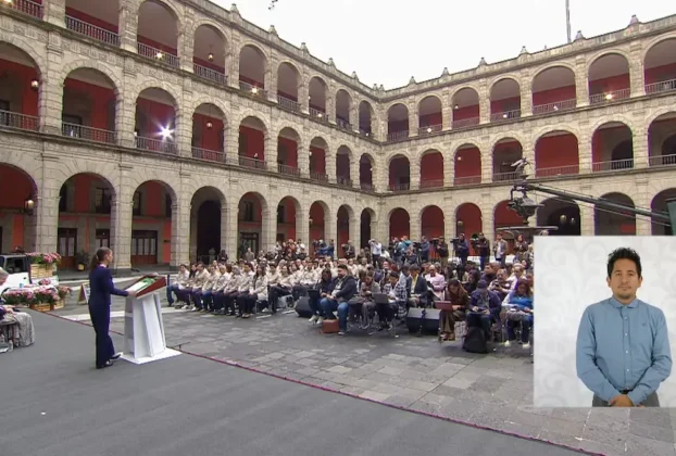 La Presidenta Claudia Sheinbaum inicia su conferencia matutina desde el patio principal de Palacio Nacional.