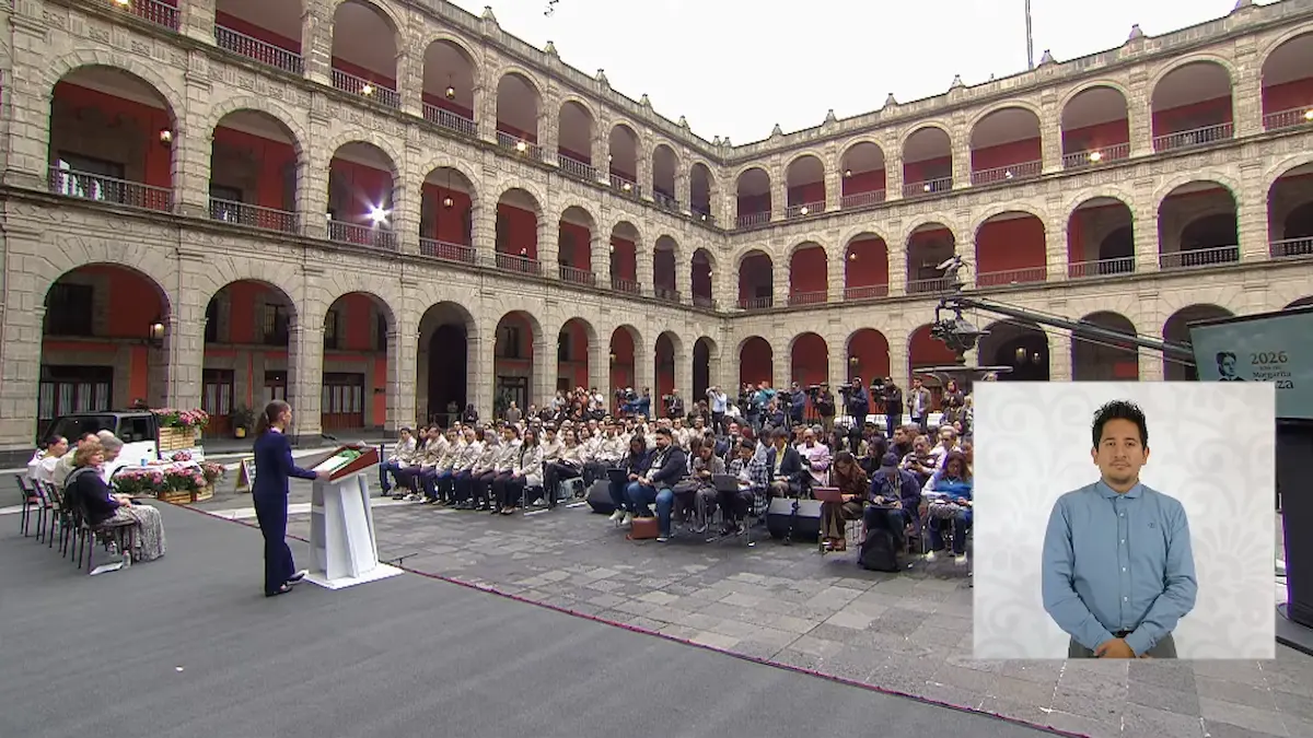 La Presidenta Claudia Sheinbaum inicia su conferencia matutina desde el patio principal de Palacio Nacional.