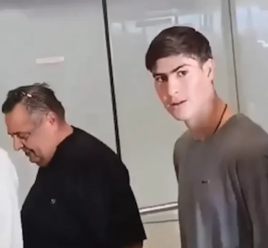 La Hormiga González llega al Aeropuerto griego