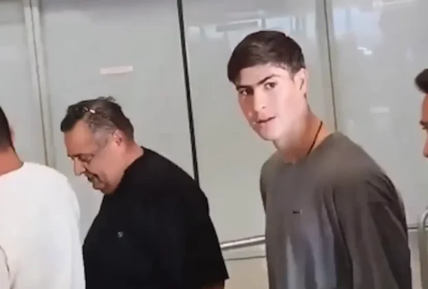 La Hormiga González llega al Aeropuerto griego